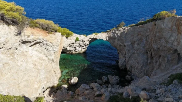 Σπηλιά της Φώκιας: Η κρυμμένη παραλία που δεν την βλέπει ποτέ ο ήλιος - video