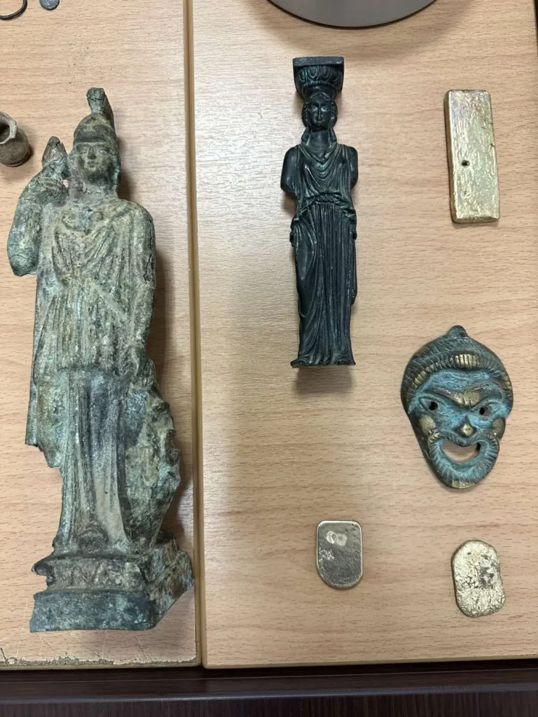Συνελήφθησαν 39 άτομα, κατασχέθηκαν 1.800 αρχαία αντικείμενα- Συλλήψεις και στις Σέρρες