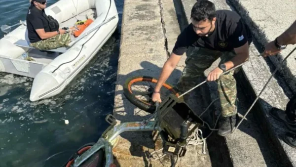 Δύτες «ψάρεψαν» πατίνια, λάστιχα και μηχανές από το βυθό του Θερμαϊκού
