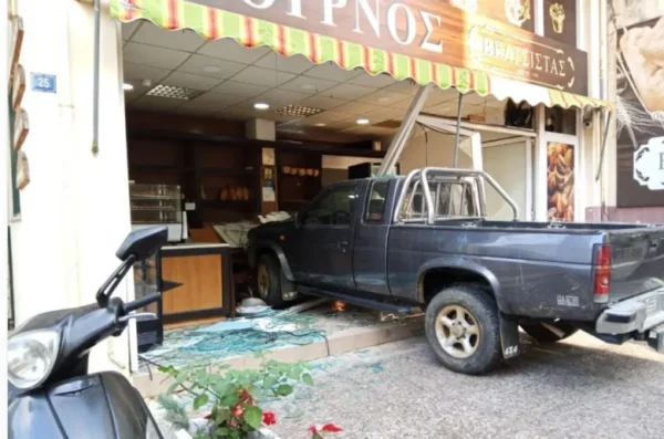 Αγροτικό έπεσε σε τζαμαρία φούρνου στο κέντρο του Αγρινίου