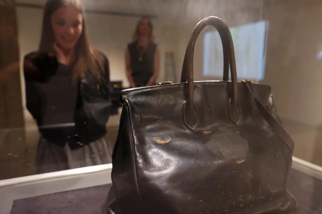 Η αυθεντική τσάντα Birkin, που άλλαξε την ιστορία της μόδας, πωλείται σε δημοπρασία