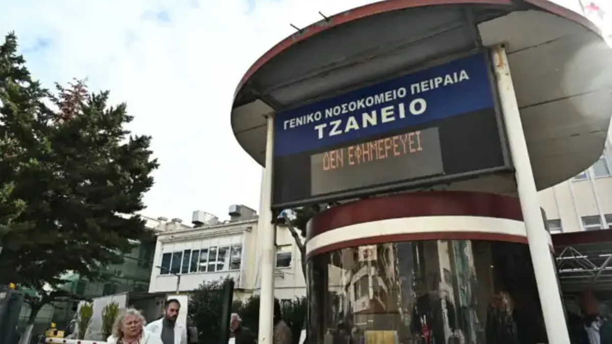 Δικαιολογημένες αντιδράσεις προκάλεσε το σοβαρό ιατρικό λάθος του νοσηλευτή του Τζάνειου νοσοκομείου στον Πειραιά, όπου ο εργαζόμενος έκανε μετάγγιση αίματος σε μία 62χρονη που δεν χρειαζόταν μετάγγιση και μάλιστα με λάθος ομάδα αίματος.