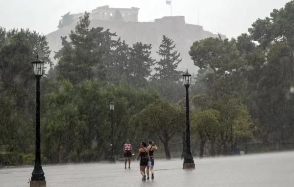 Καιρός: Βροχές, πτώση θερμοκρασίας και δυνατό μελτέμι – Έρχονται δύο διαδοχικά συστήματα