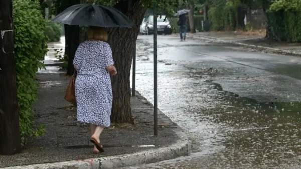 Καιρός: Μεσημεριανές μπόρες, καταιγίδες και 36άρια την Παρασκευή - Πτώση θερμοκρασίας το Σαββατοκύριακο