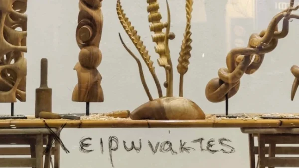 Θεσσαλονίκη: «Χειρωνάκτες» του ξύλου στις βιτρίνες Τέχνης του ΟΤΕ, στην Καρόλου Ντηλ