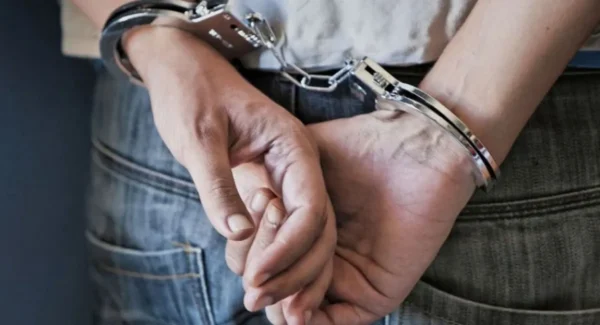 Σέρρες: Βούτηξε χρυσό βραχιόλι, κινητό, παπούτσια και γιαλιά ηλίου