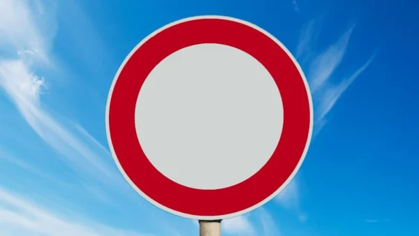 Πρόστιμο 150 ευρώ και αφαίρεση διπλώματος - Τι σημαίνει το «άδειο» σήμα των ελληνικών δρόμων