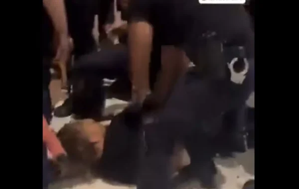 Βίντεο: Αστυνομικός κλοτσάει ακινητοποιημένο διαδηλωτή στο πρόσωπο - «Θα τεθεί σε διαθεσιμότητα» λέει η ΕΛΑΣ