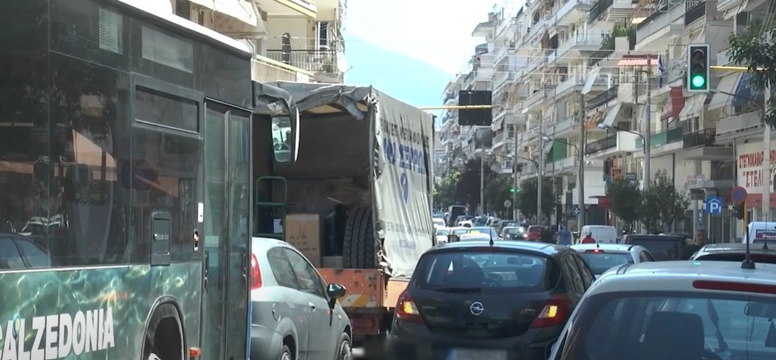 Σέρρες: Καθημερινή τρέλα με το κυκλοφοριακό κομφούζιο στους δρόμους της πόλης - video