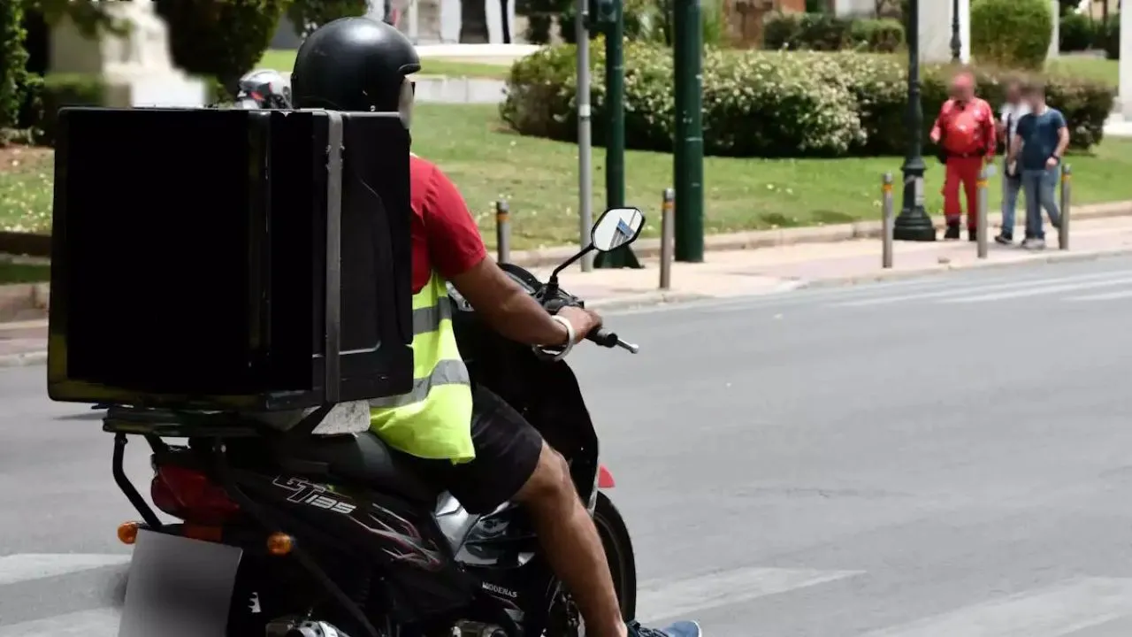 Καύσωνας: Απαγορεύονται delivery και εξωτερικές εργασίες από 11.00 έως 18.00 την Τετάρτη σε όλη τη χώρα