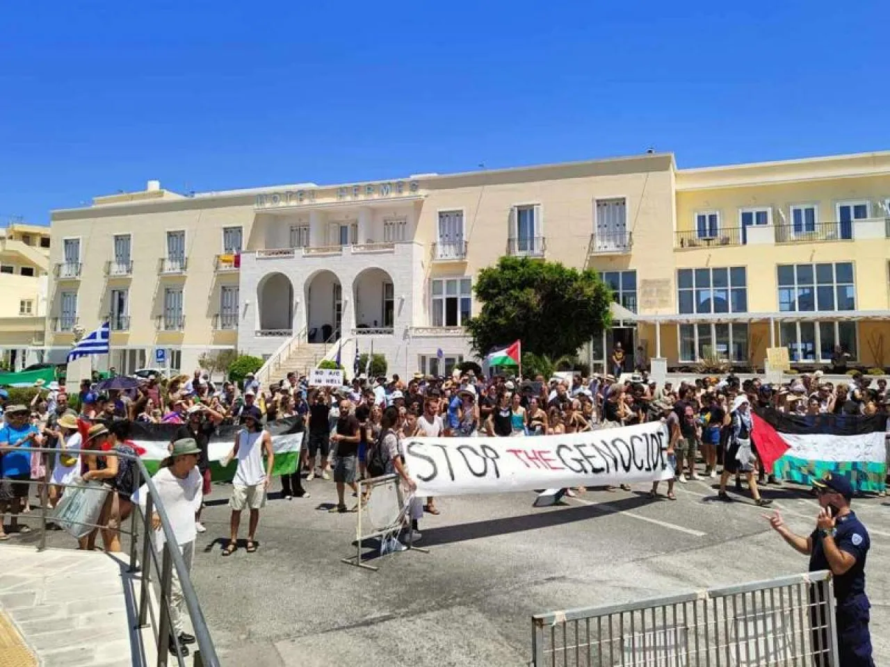 Σύρος: Μαζική συγκέντρωση των κατοίκων στο λιμάνι απέτρεψε την άφιξη Ισραηλινών τουριστών με κρουαζιερόπλοιο