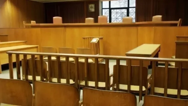 Πειθαρχική έρευνα σε βάρος του δικηγόρου που πέταξε μπουκάλι σε συνάδελφό του στη δίκη της Κυριακής Γρίβα