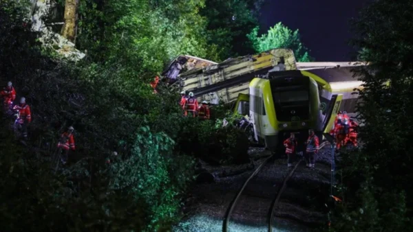 Τρεις νεκροί, 50 τραυματίες από εκτροχιασμό τρένου στη Γερμανία