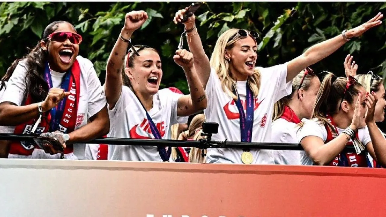 Euro 2025: Χιλιάδες κόσμου στην παρέλαση της Εθνικής Αγγλίας γυναικών στο Λονδίνο (pics, videos)