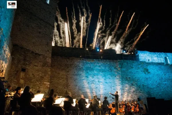 Με χιλιάδες θεατές και 12 sold out παραστάσεις ολοκληρώθηκε το Φεστιβάλ Επταπυργίου 2025 γεμάτο φως, συγκίνηση και πολιτισμό