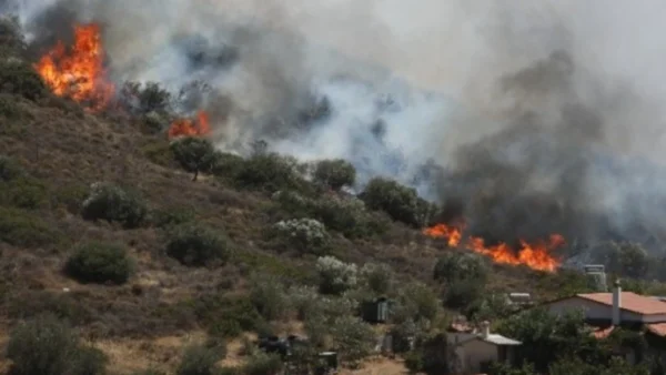 Μαίνεται η πυρκαγιά στην Ιεράπετρα - Μάχη δίνουν οι δυνάμεις της πυροσβεστικής