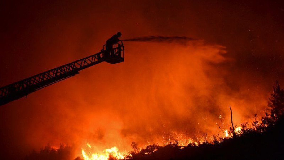 Δύο νεκροί και 10 τραυματίες από μεγάλη πυρκαγιά στην Κύπρο, βόρεια της Λεμεσού