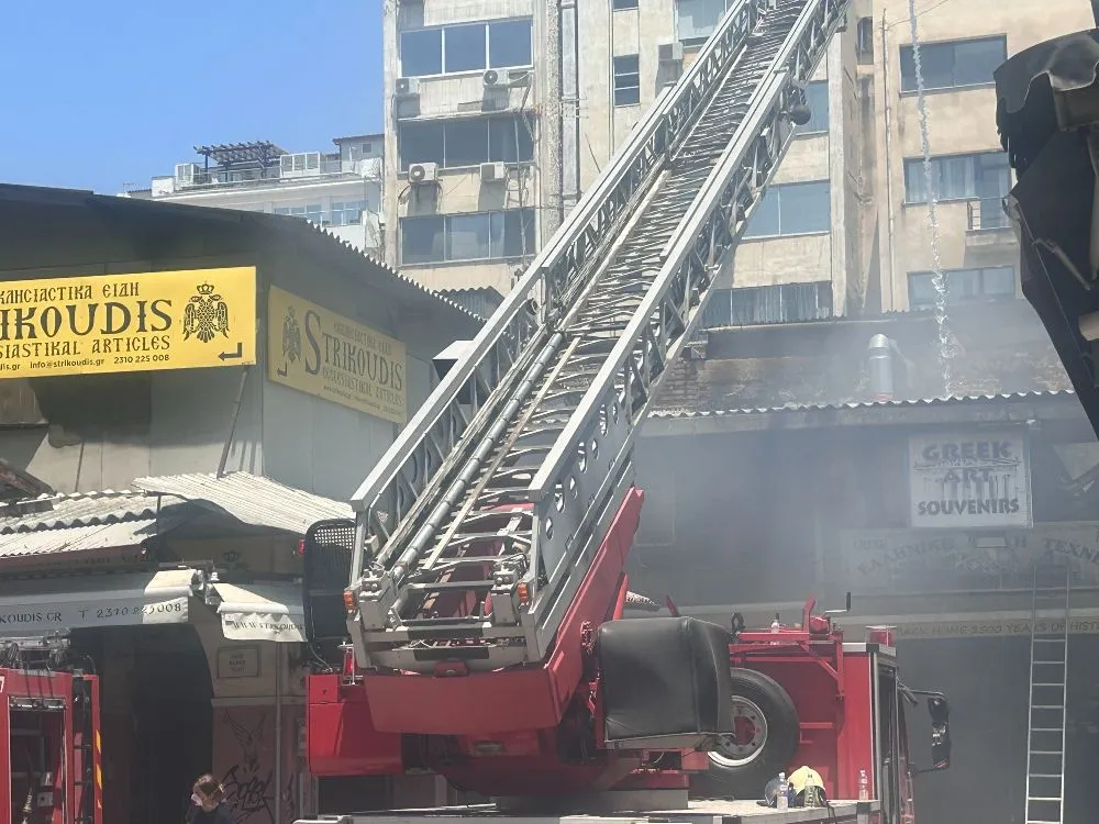 Θεσσαλονίκη: Φωτιά στο Καπάνι – Κατάστημα καταστράφηκε ολοσχερώς, ζημιές σε άλλα τέσσερα
