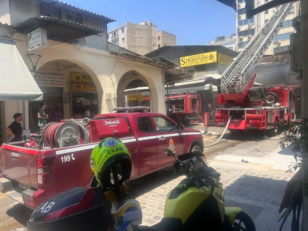 Θεσσαλονίκη: Φωτιά στο Καπάνι – Κατάστημα καταστράφηκε ολοσχερώς, ζημιές σε άλλα τέσσερα