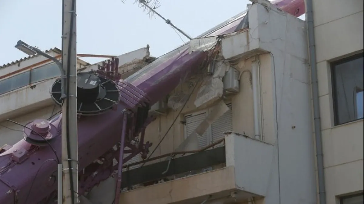 Γερανoφόρο όχημα έπεσε σε οικία στο Περιστέρι - Ένας τραυματίας