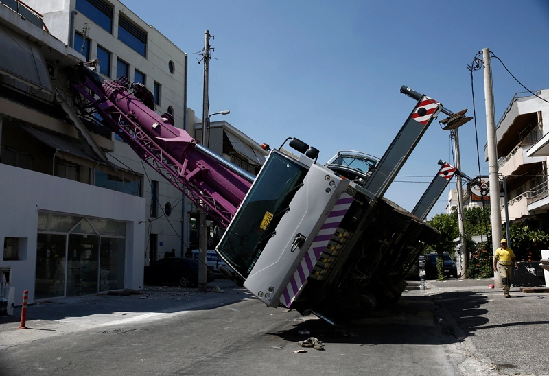 Γερανoφόρο όχημα έπεσε σε οικία στο Περιστέρι - Ένας τραυματίας 2 Γερανoφόρο όχημα έπεσε σε οικία στο Περιστέρι - Ένας τραυματίας