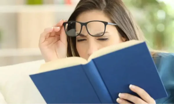 Πρεσβυωπία: Παράγοντες που την προκαλούν, εκτός από την ηλικία