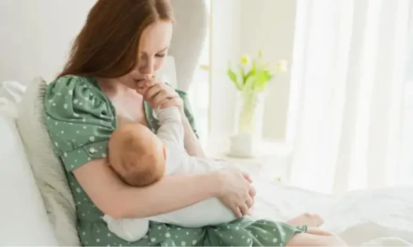Θηλασμός το καλοκαίρι: Χρήσιμα tips για τις μαμάδες για να αντιμετωπίσουν τη ζέστη
