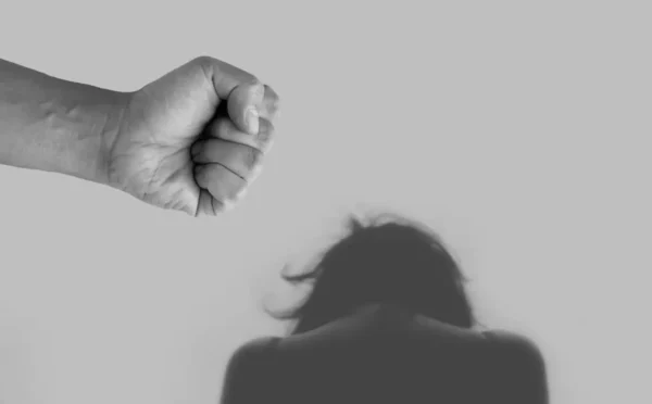 Κρήτη: Χειροπέδες σε άνδρα που χτύπησε έγκυο σε κοιλιά και χέρια