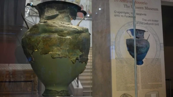 «Ο κρατήρας του άρχοντα από το Λευκαντί» στο Αθέατο Μουσείο του Εθνικού Αρχαιολογικού Μουσείου