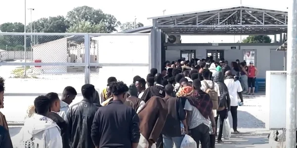 Άρχισαν οι μεταφορές μεταναστών – 2 λεωφορεία από το Κλειδί στη Δομή Σερρών