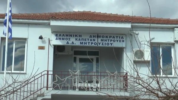 Σέρρες: Εγκαταλειμμένο και επικίνδυνο το δημοτικό κατάστημα - Απειλή στο Μητρούσι - video