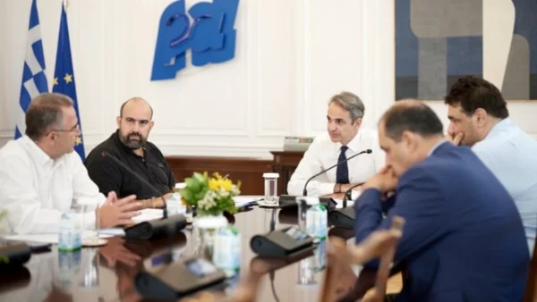 Συνάντηση Κυρ. Μητσοτάκη με τον δήμαρχο Κυθήρων με αντικείμενο τη στήριξη του νησιού μετά την πρόσφατη πυρκαγιά