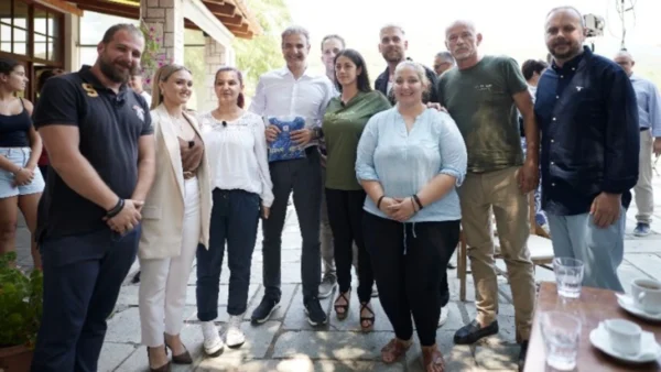 Στη Φουρνά Ευρυτανίας ο Κυρ. Μητσοτάκης – Συζήτησε με πολίτες που έκαναν το βήμα προς την αποκέντρωση