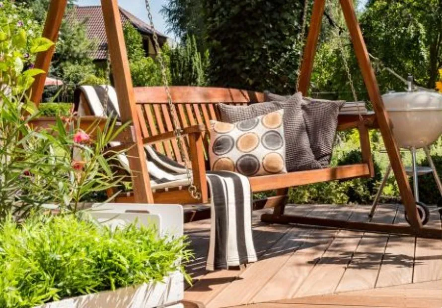 Ζήστε το καλοκαίρι μέσα και έξω: Ιδέες για ένα θερινό καθιστικό