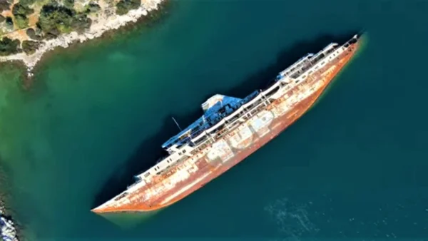 «Mediterranean Sky»:  Ένα ναυάγιο μία ανάσα από την Αθήνα - video
