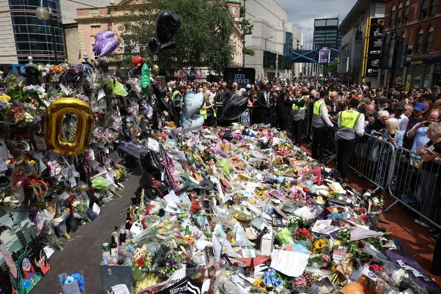 Η οικογένειά του και χιλιάδες θαυμαστές αποχαιρέτησαν τον Όζι Όσμπορν