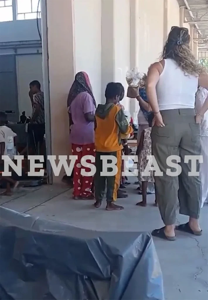 Παιδικά χαμόγελα εν μέσω κρίσης στην Κρήτη: Προσφυγόπουλα μοιράστηκαν παιχνίδια και σοκολάτες που τους έφεραν πολίτες