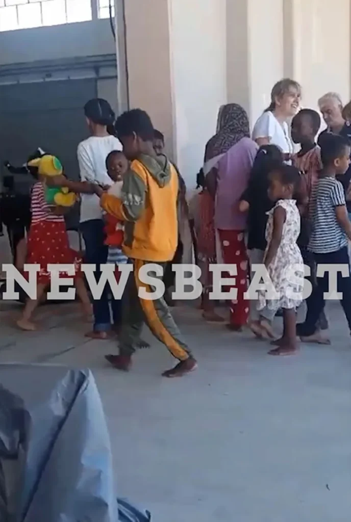 Παιδικά χαμόγελα εν μέσω κρίσης στην Κρήτη: Προσφυγόπουλα μοιράστηκαν παιχνίδια και σοκολάτες που τους έφεραν πολίτες