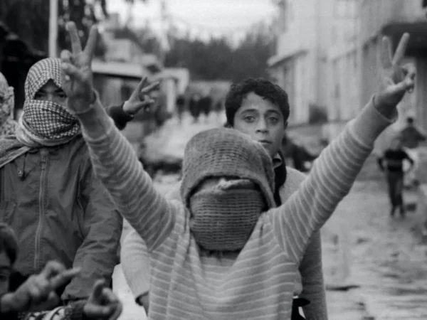 Στη Βουλή η αφαίρεση του κειμένου για την Ιντιφάντα: Ερωτήματα για χρήση AI στη σχολική ύλη
