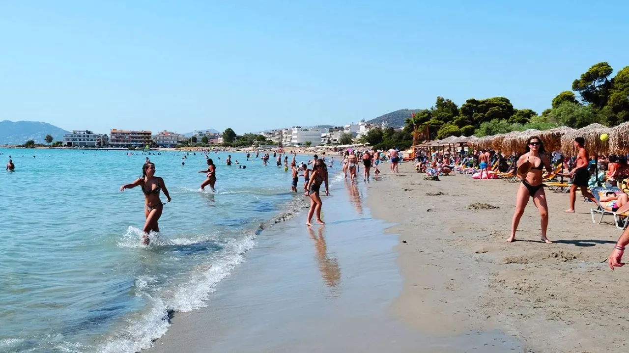 Καύσωνας: Ξεπέρασε τους 40 βαθμούς ο υδράργυρος στην Αθήνα - Αποπνικτική ατμόσφαιρα λόγω αφρικανικής σκόνης