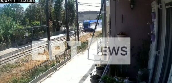Τρομακτική σύγκρουση προαστιακού με ΙΧ σε φυλασσόμενη διάβαση στην Πάτρα – Βίντεο ντοκουμέντο