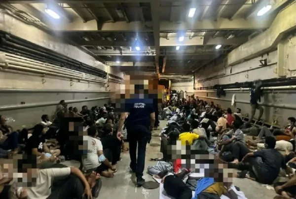 Αστυνομικοί καταγγέλλουν απάνθρωπες συνθήκες στη μεταγωγή μεταναστών με το «ΧΙΟΣ»
