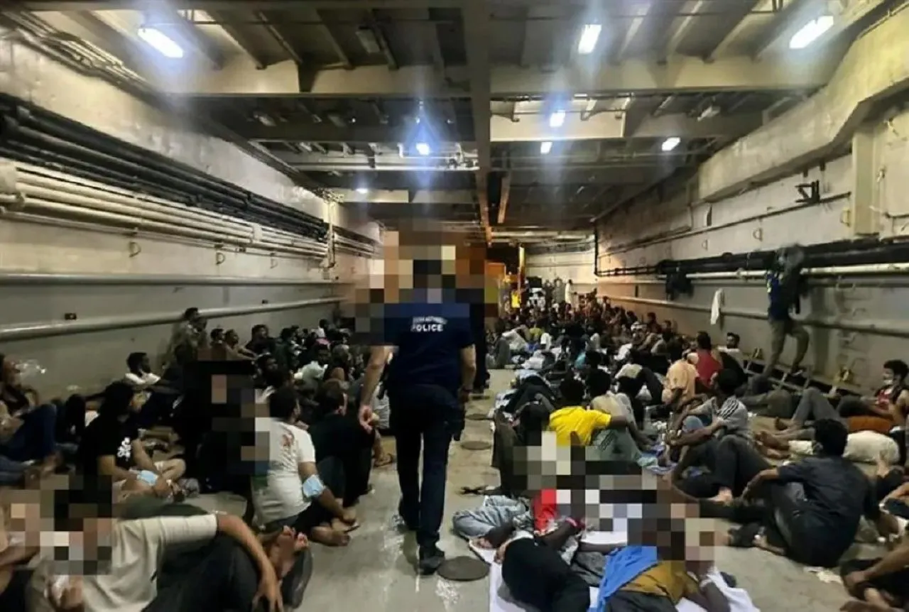 Αστυνομικοί καταγγέλλουν απάνθρωπες συνθήκες στη μεταγωγή μεταναστών με το «ΧΙΟΣ»