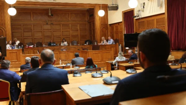 Τελευταία συνεδρίαση με την κατάθεση του πορίσματος για τον Κ. Καραμανλή από την ΝΔ και τις θέσεις της αντιπολίτευσης