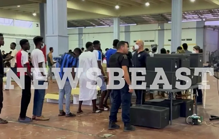 Παιδικά χαμόγελα εν μέσω κρίσης στην Κρήτη: Προσφυγόπουλα μοιράστηκαν παιχνίδια και σοκολάτες που τους έφεραν πολίτες