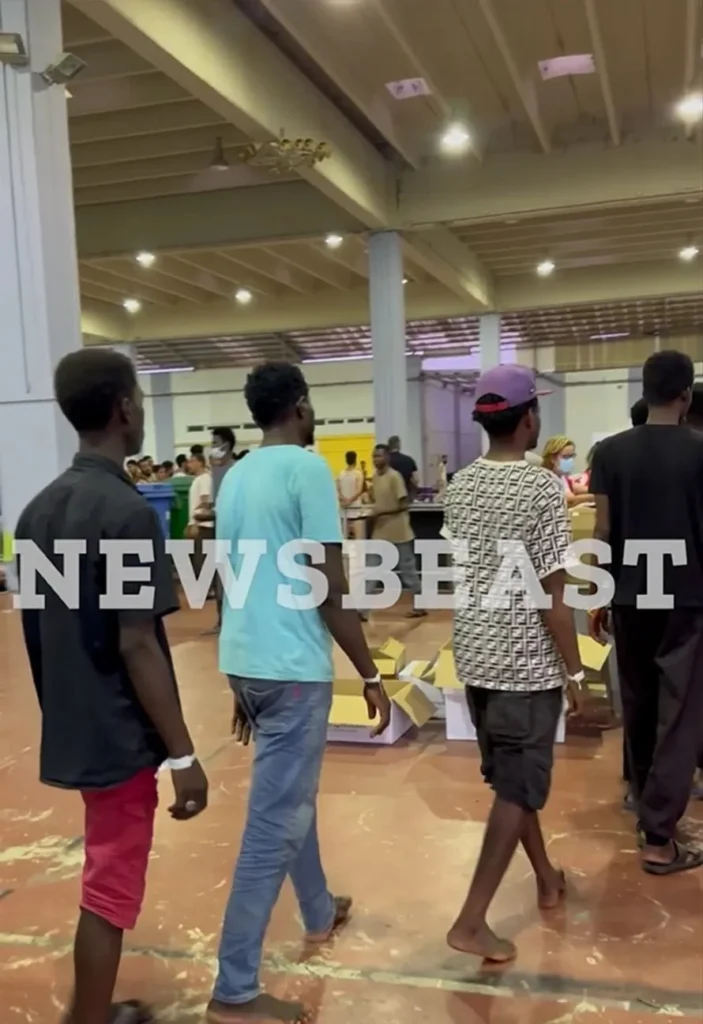 Παιδικά χαμόγελα εν μέσω κρίσης στην Κρήτη: Προσφυγόπουλα μοιράστηκαν παιχνίδια και σοκολάτες που τους έφεραν πολίτες