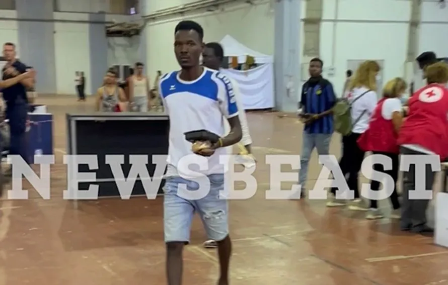 Παιδικά χαμόγελα εν μέσω κρίσης στην Κρήτη: Προσφυγόπουλα μοιράστηκαν παιχνίδια και σοκολάτες που τους έφεραν πολίτες