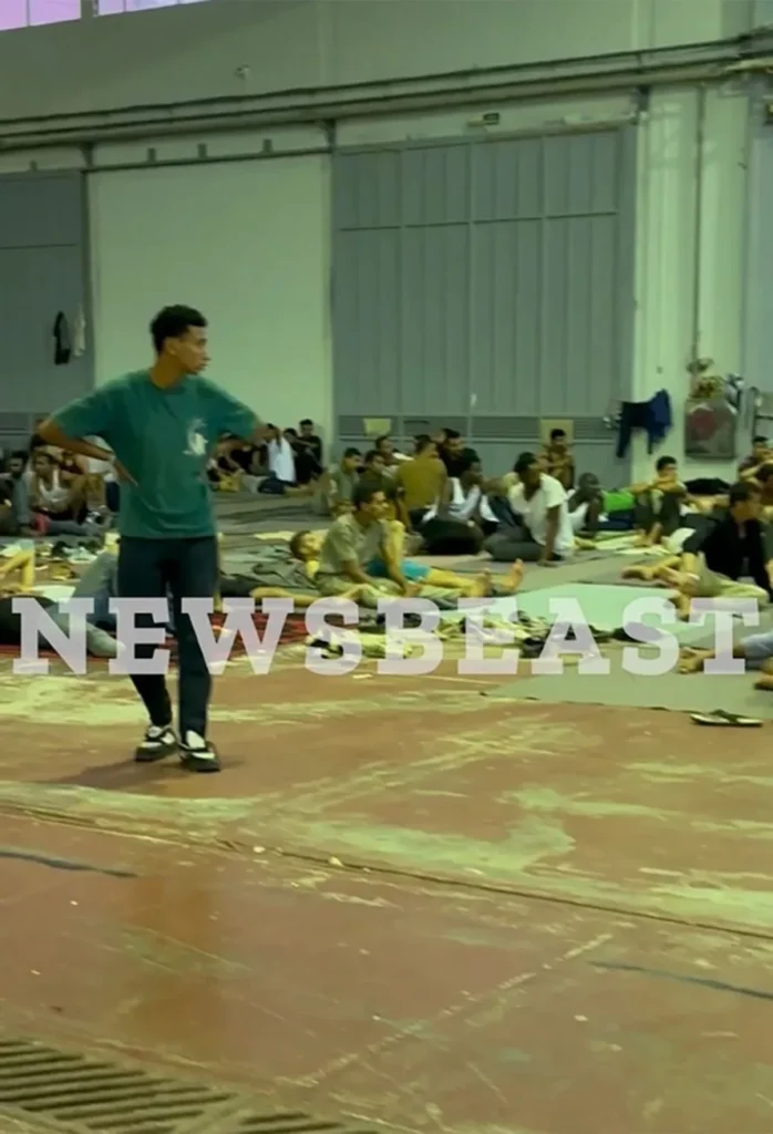 Παιδικά χαμόγελα εν μέσω κρίσης στην Κρήτη: Προσφυγόπουλα μοιράστηκαν παιχνίδια και σοκολάτες που τους έφεραν πολίτες