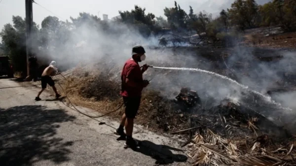 Σε ύφεση η πυρκαγιά στο Κορωπί