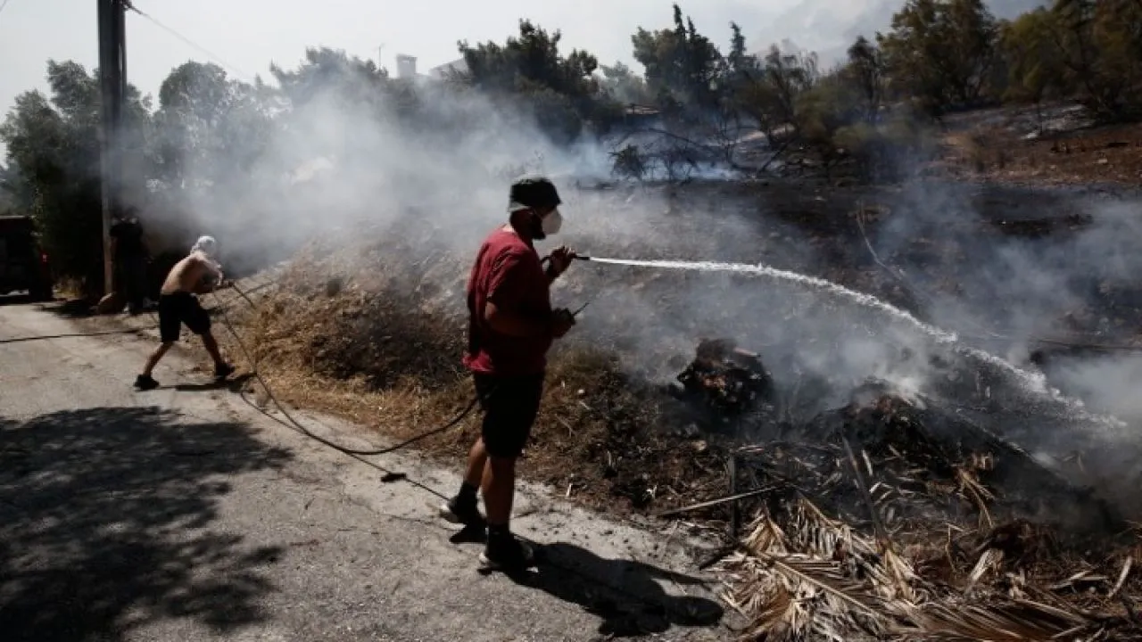 Σε ύφεση η πυρκαγιά στο Κορωπί